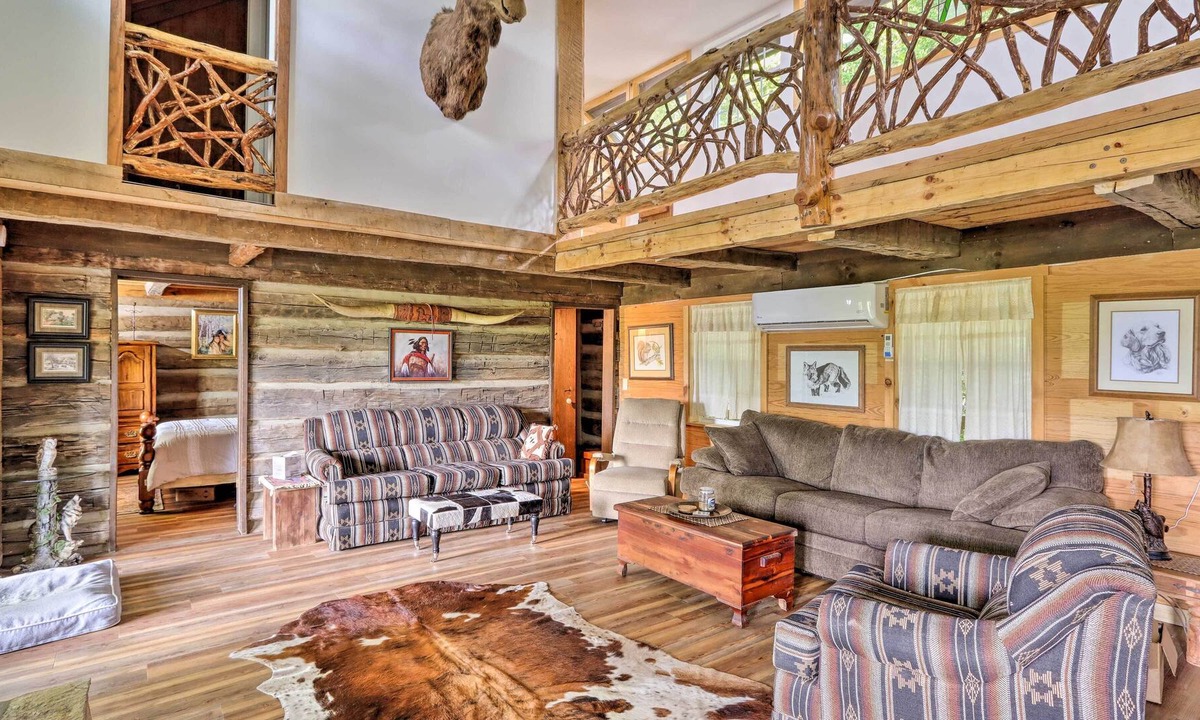 Topton Cabin | Pet-Friendly Topton Cabin w/ Hot Tub & Game Room!