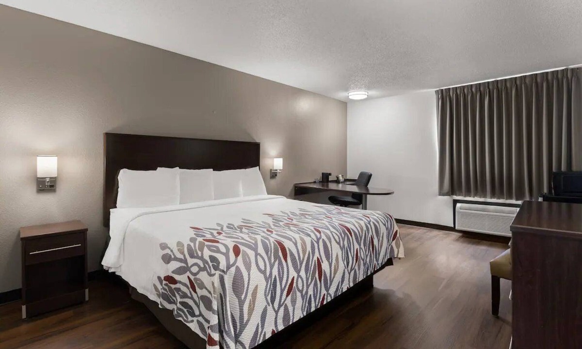 Pooler Hotel | Pet-Friendly Unit Near w/Free Parking & Pool Access | 2 miles to SAV Airport