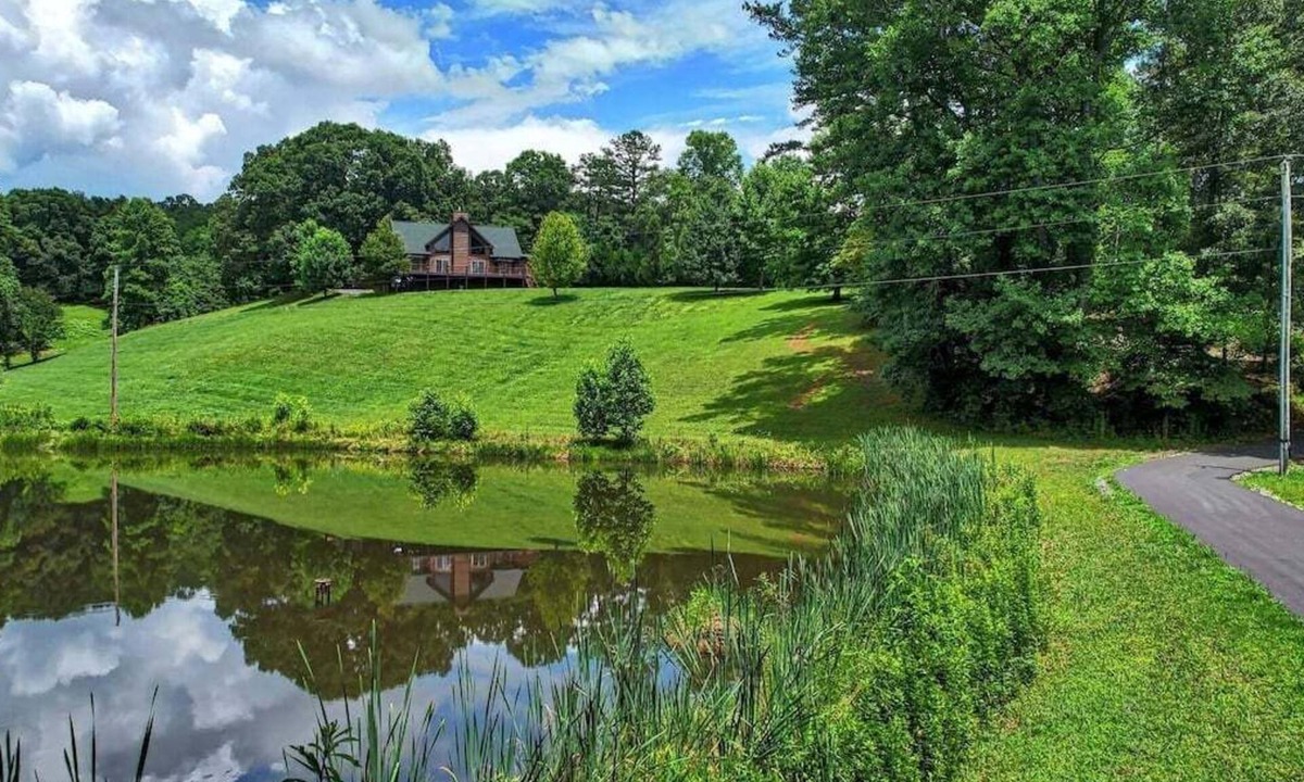 Hayesville Cabin | Pines Lodge - Private Pond-Walk in Tub