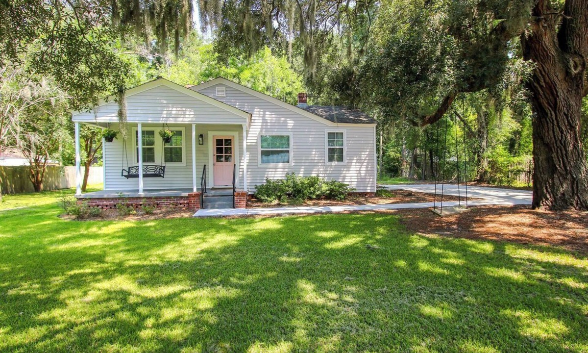 Richmond Hill House | Pink Door Cottage is a storybook cottage close to everything!