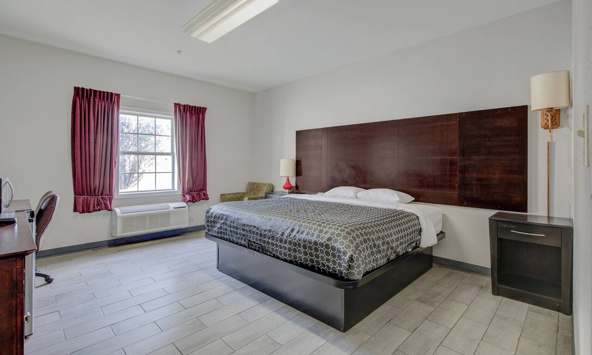 Jackson Hotel | Plantation Inn & Suites Near Locust Grove I 75