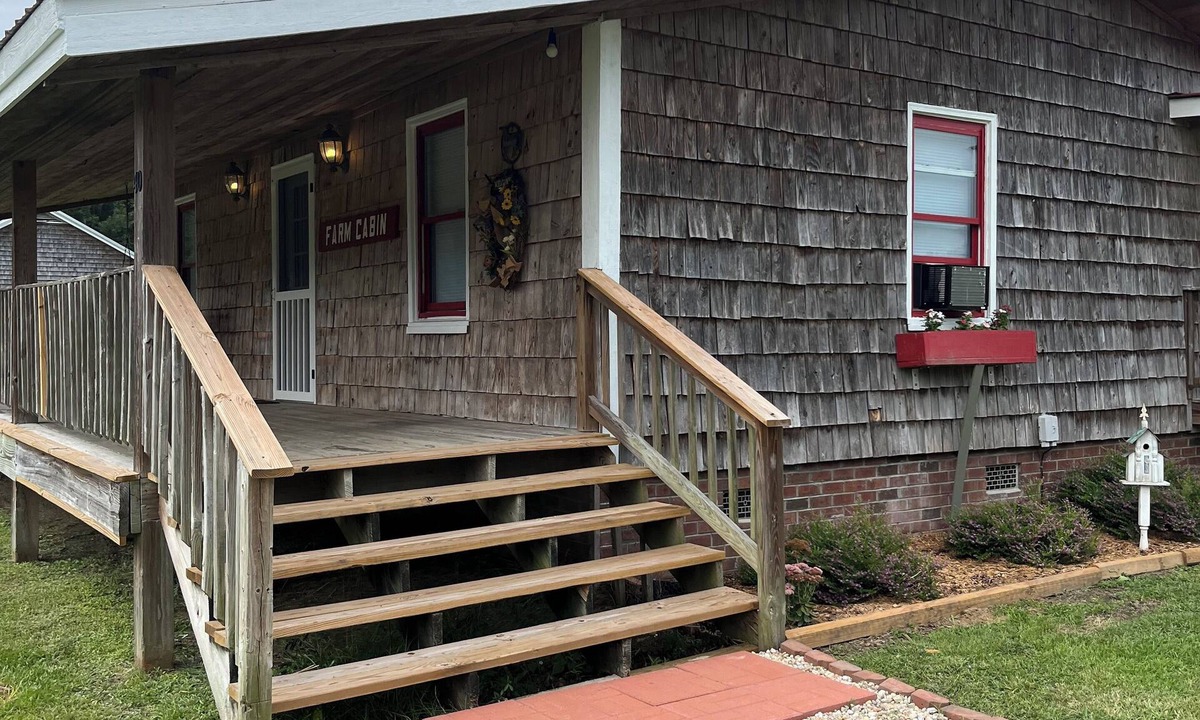 Hallsboro House | Pleasant 2 bedroom farmhouse