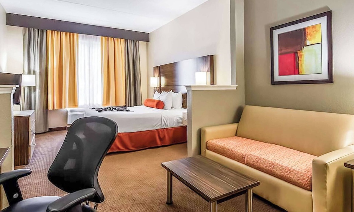 Orlando Hotel | Plush Orlando Getaway - Perfect for Theme Park Days | Relaxing Space w/Pool
