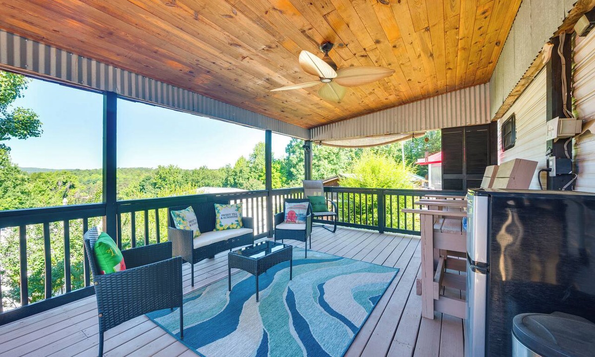 New London Cottage | Pool & Dock Access! Badin Lake Resort Gem