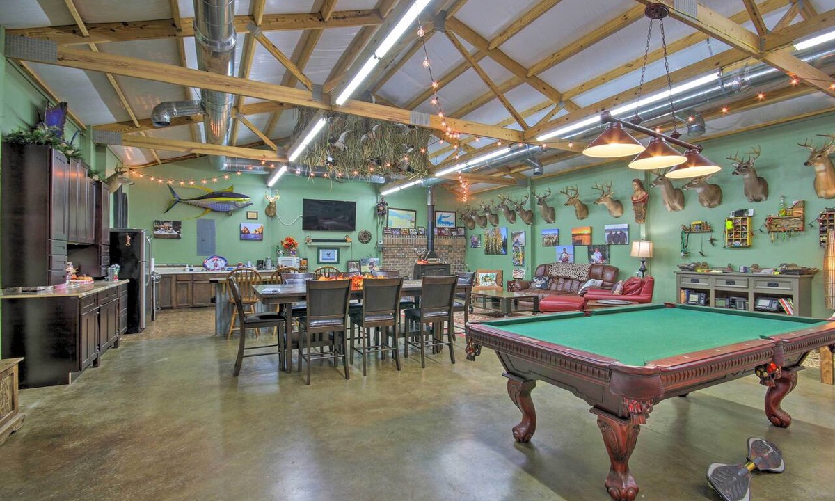 Saint Matthews Apartment | Pool & Fire Pit! 'Outlaw Gameroom' in St Matthews