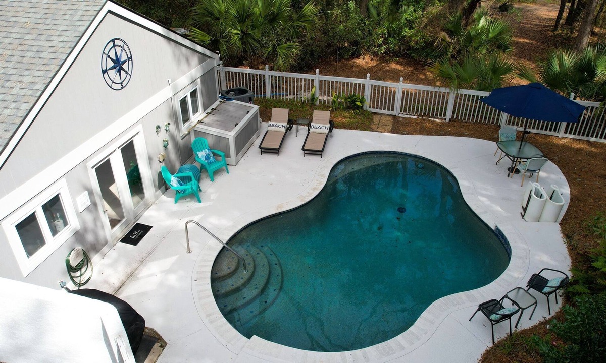 Lawton Woods House | Pool heat included April 11 - May 30, and 4 beach cruiser bikes, too!