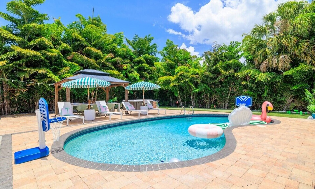 Sun Bay South House | Pool/Hot Tub/Mini Golf Oasis|10 min from Downtown!