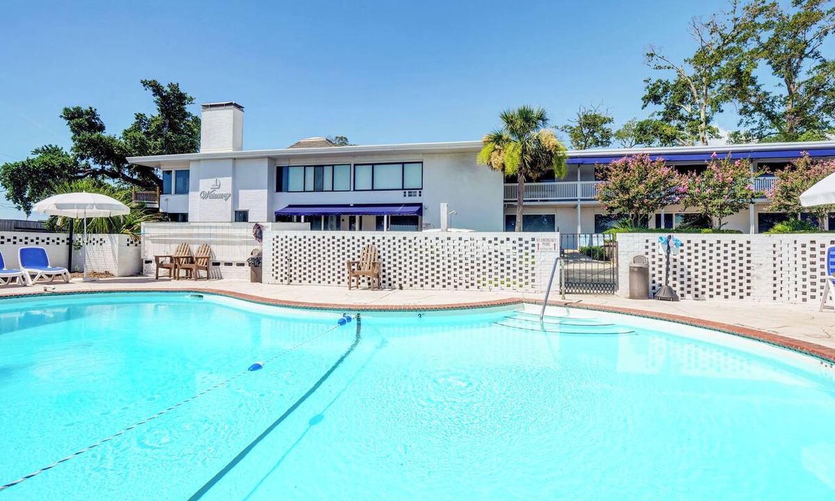 Airlie Condo | Pool, Marinas & Waterfront Dining Nearby @ The Waterway 403