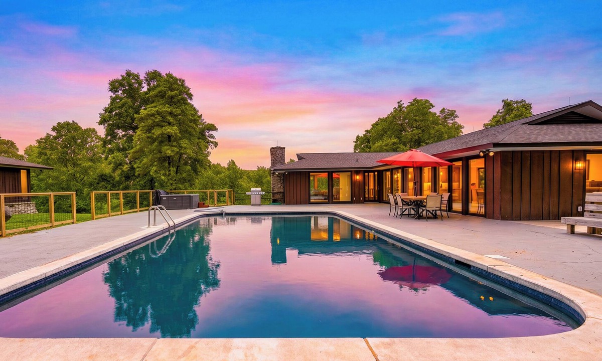 New Market House | Pool + Multiple Hot Tubs 4 Homes | 30 Min to Knoxville | Amber Escape