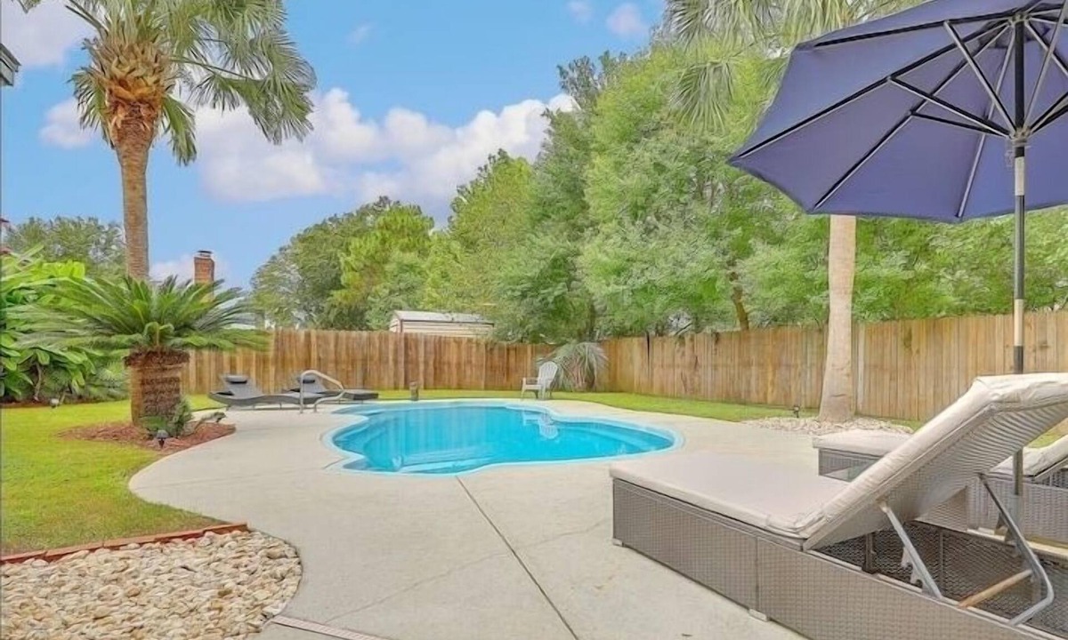 Summerville House | Pool + Screened Porch + Pool Table + Large Yard