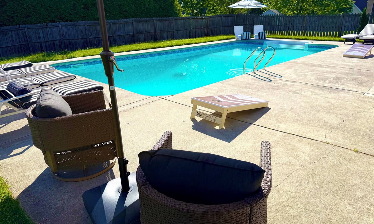Ashley Oaks House | Poolside Escape: Pool-Jacuzzi-Pool Table-Sauna-Sleeps 16