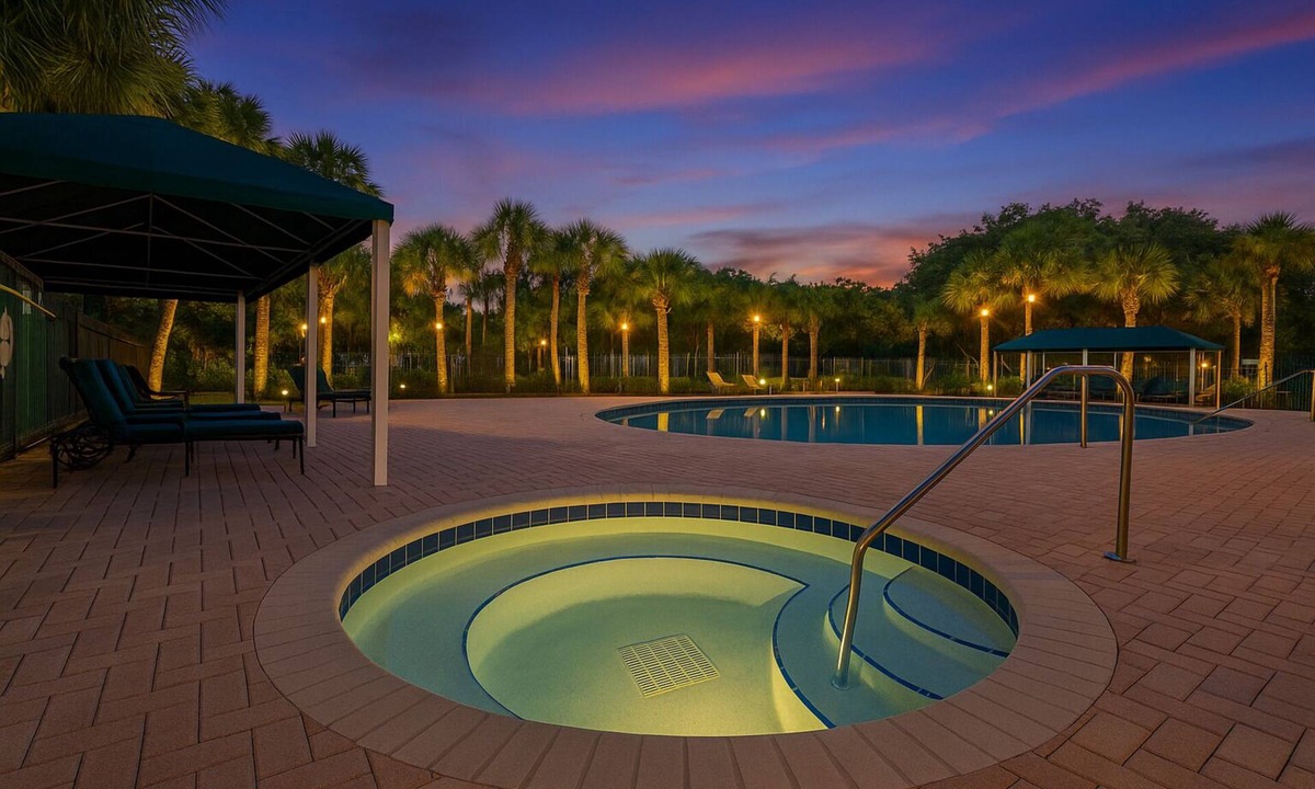 New Tampa Condo | Pretty Condo: KING bed-Pool-Hot Tub-Gym-AC-FAST Wifi-Wash-Dry-Pet-Business Ready