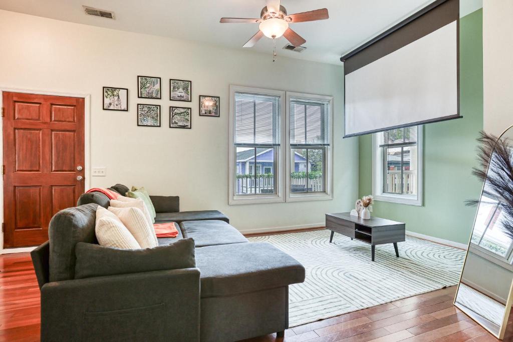 Metropolitan Apartment | Prime Location - Stylish 2BR Minutes to Downtown
