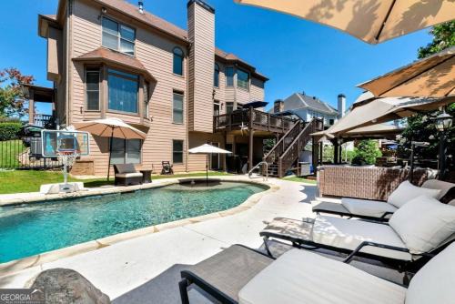 Buford Apartment | Private and Relaxing Getaway with Gym, Pool & Hot Tub