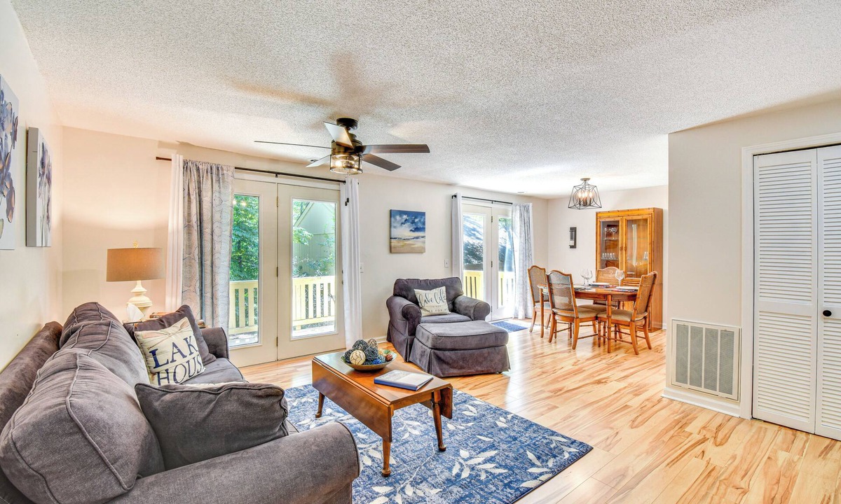 Salem House | Private Balcony: Lake Keowee Home w/Pool Access
