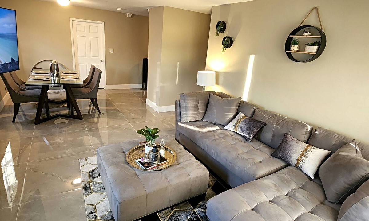 North Andrews Gardens House | Private & charming home, 3 miles from the beach with WiFi, AC, Laundry, backyard