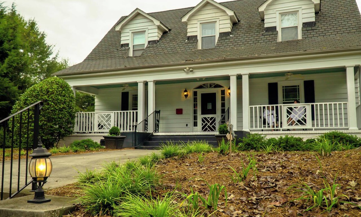 Travelers Rest House | Private Estate Sleeps 24 - Pool - Walk Downtown - Weddings Reunions Furman