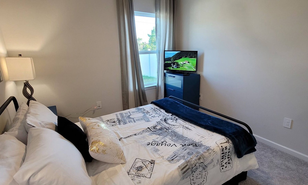 Vero Beach House | Private guest room in a shared house 10 minutes form the beach!