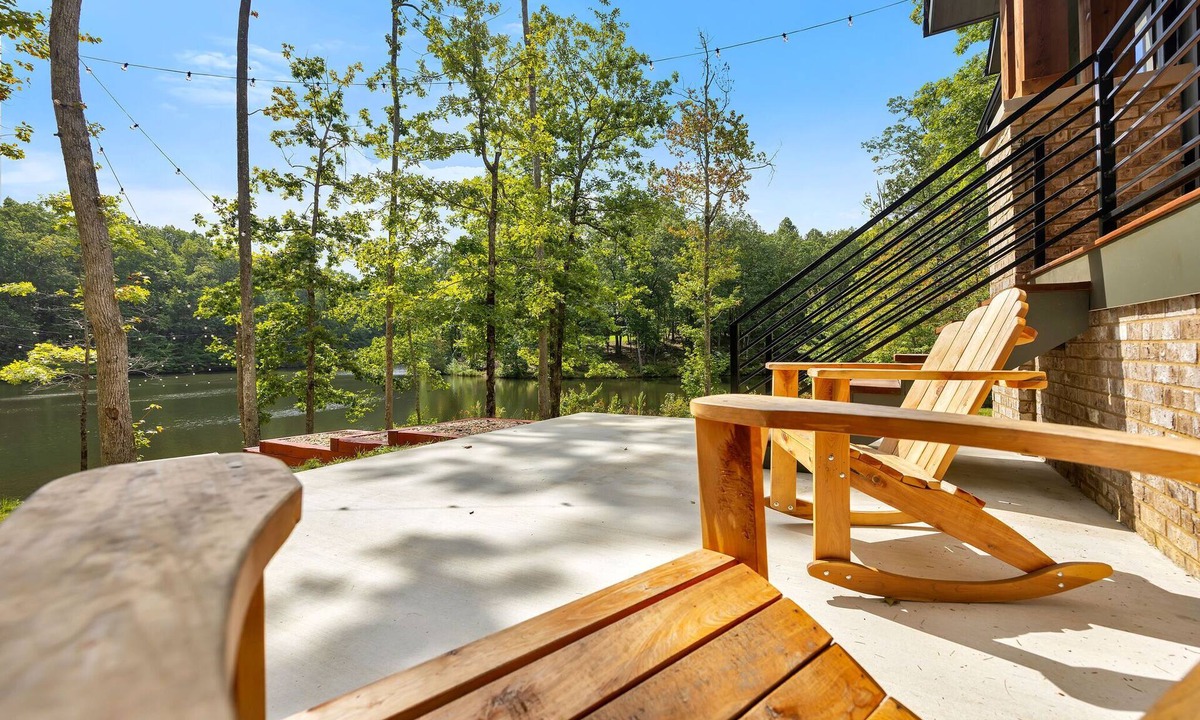 Cooleys Rift House | Private Lake! Waterfalls! Hiking Trails in Sewanee