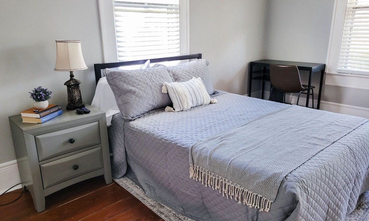Eastman Cottage | Private Room in The Cottage on 5th in Downtown Eastman