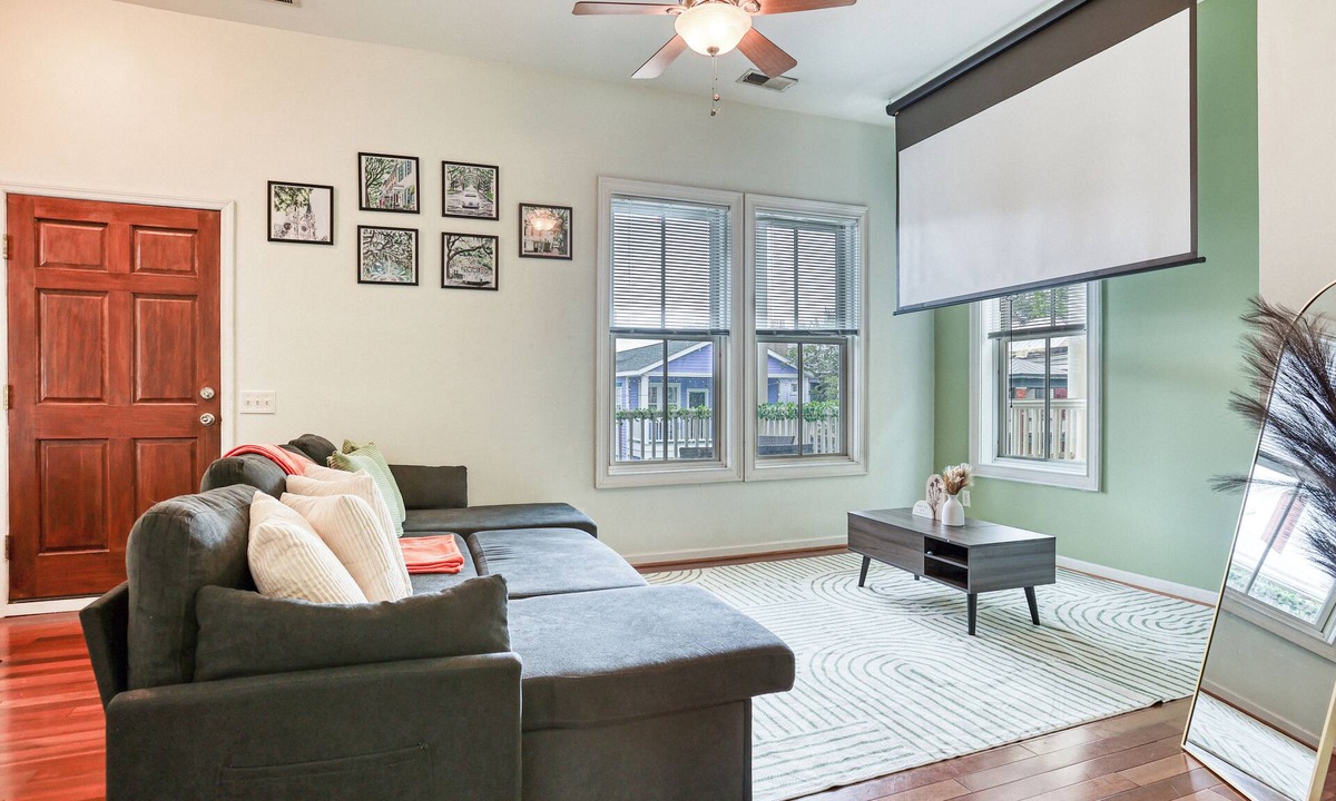 Metropolitan House | Projector - 5 mins to DT - 4 King Beds - Massage Chair