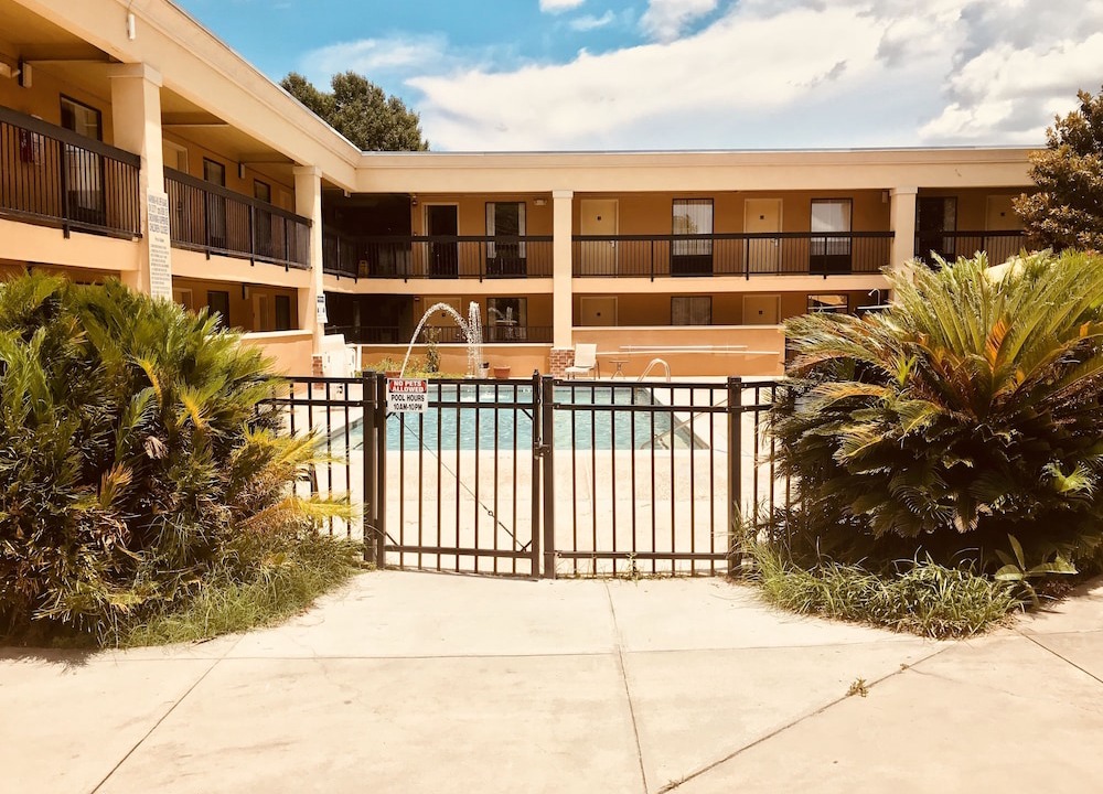 Statesboro Hotel | Quality Inn and Suites