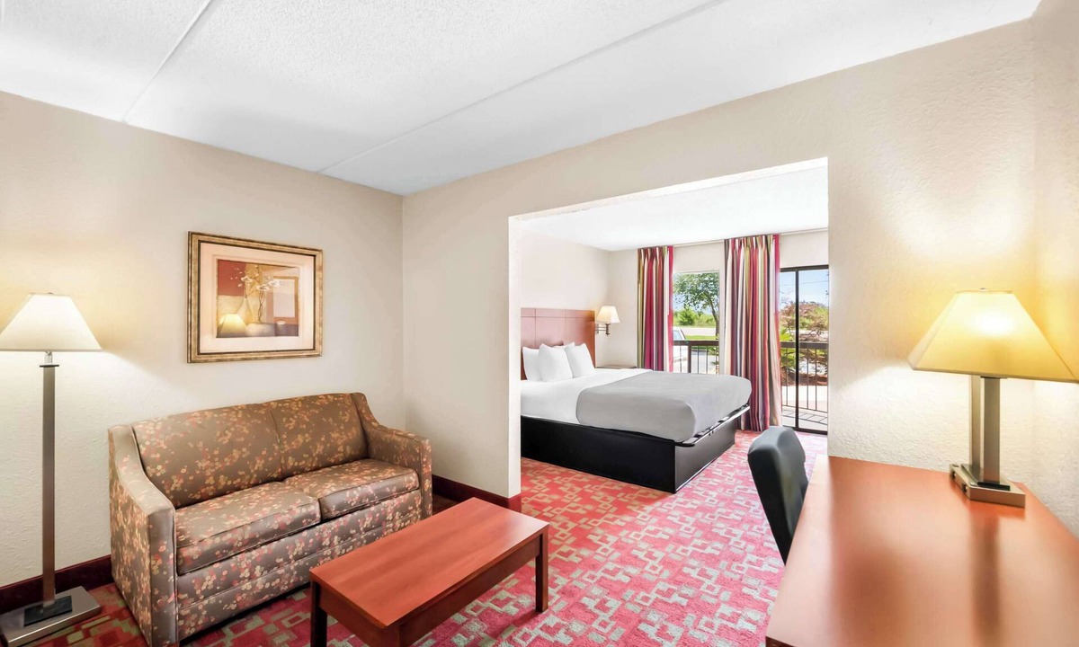 Selma Hotel | Quality Inn Selma - Smithfield