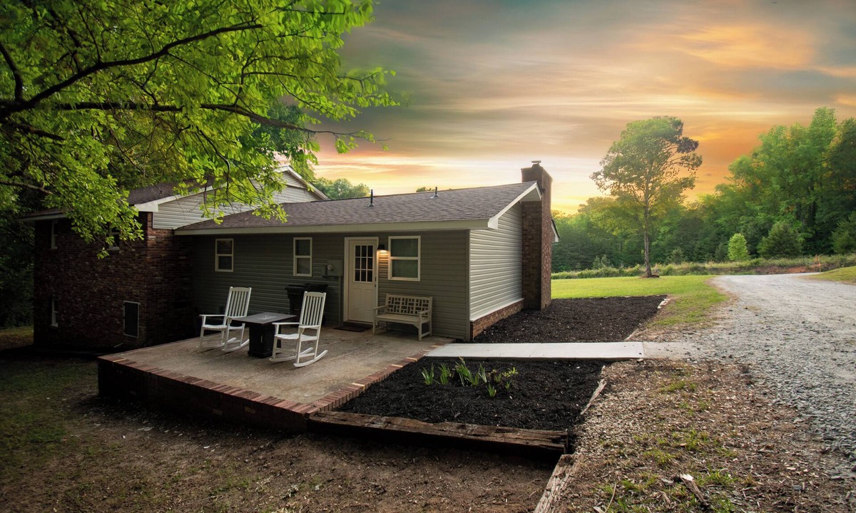 Pelzer House | Quiet house in the country, walking distance to Stewarts fishing pond