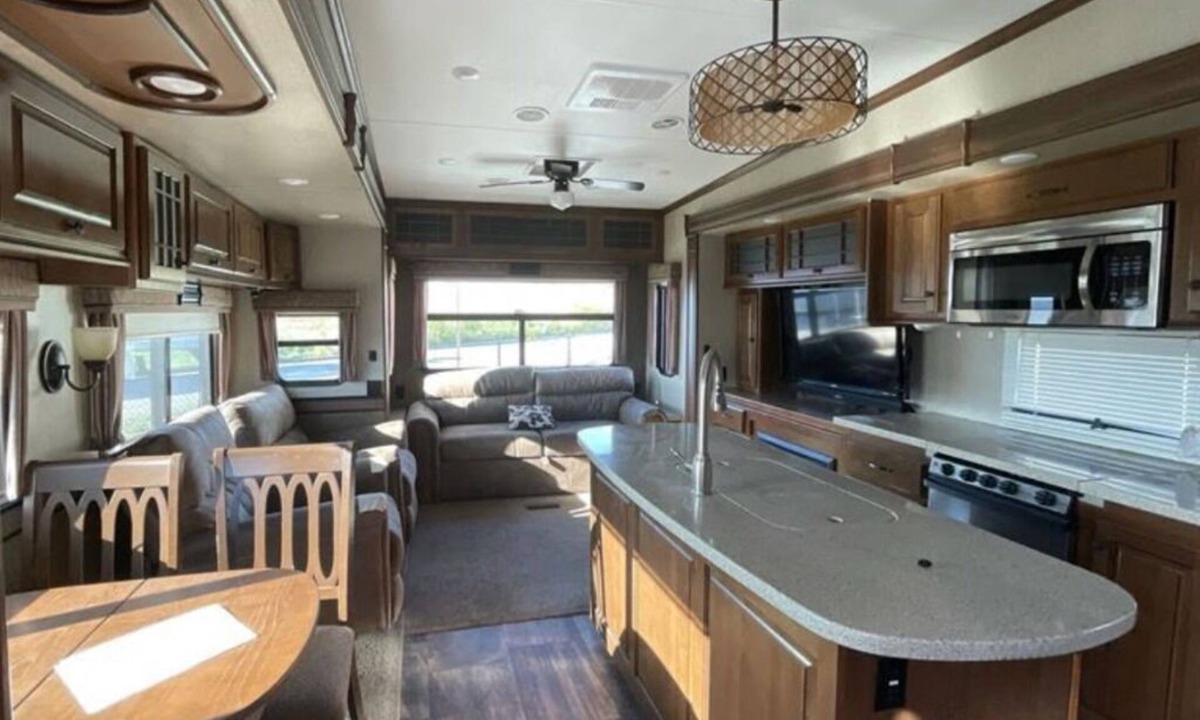 Decatur House | Quiet Pine Forest RV Retreat w/Storage Container – Bring your boat!