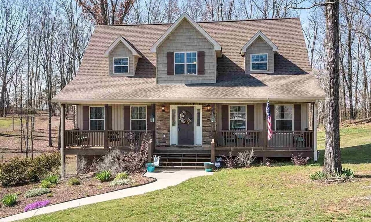 Cleveland House | Quiet spacious bedroom, for short or long times spent around Cleveland TN