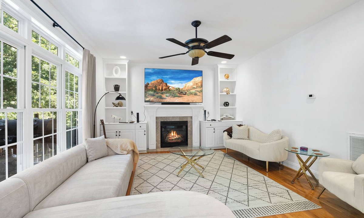 North Raleigh House | Raleigh Retreat: Mini Library, Fun Basement, EV, Surround Sound 85 in TV System