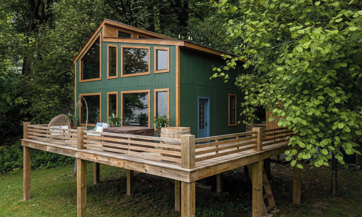 Pickens Cottage | Reconnect with nature and family in this one-of-a-kind stay at the Tableview.