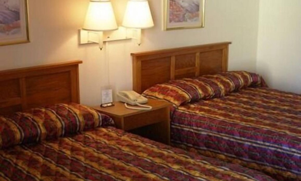 Starke Hotel | Red Carpet Inn