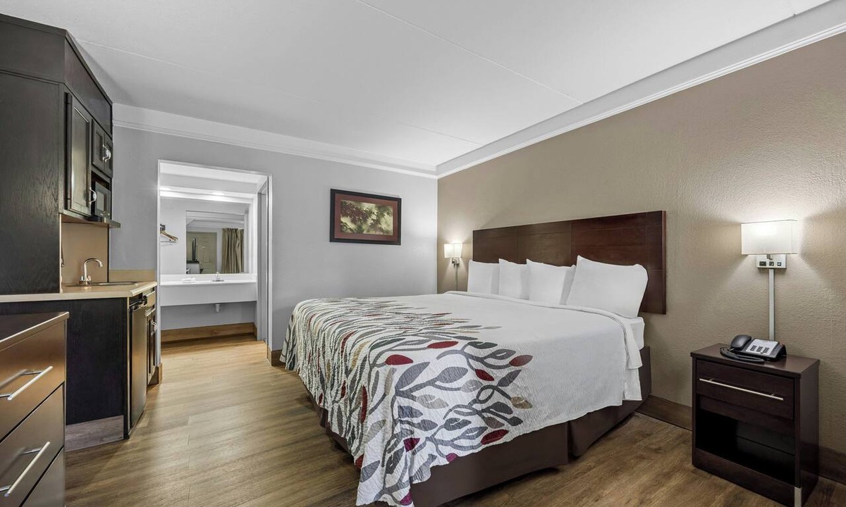 Clinton Hotel | Red Roof Inn & Suites Clinton, TN