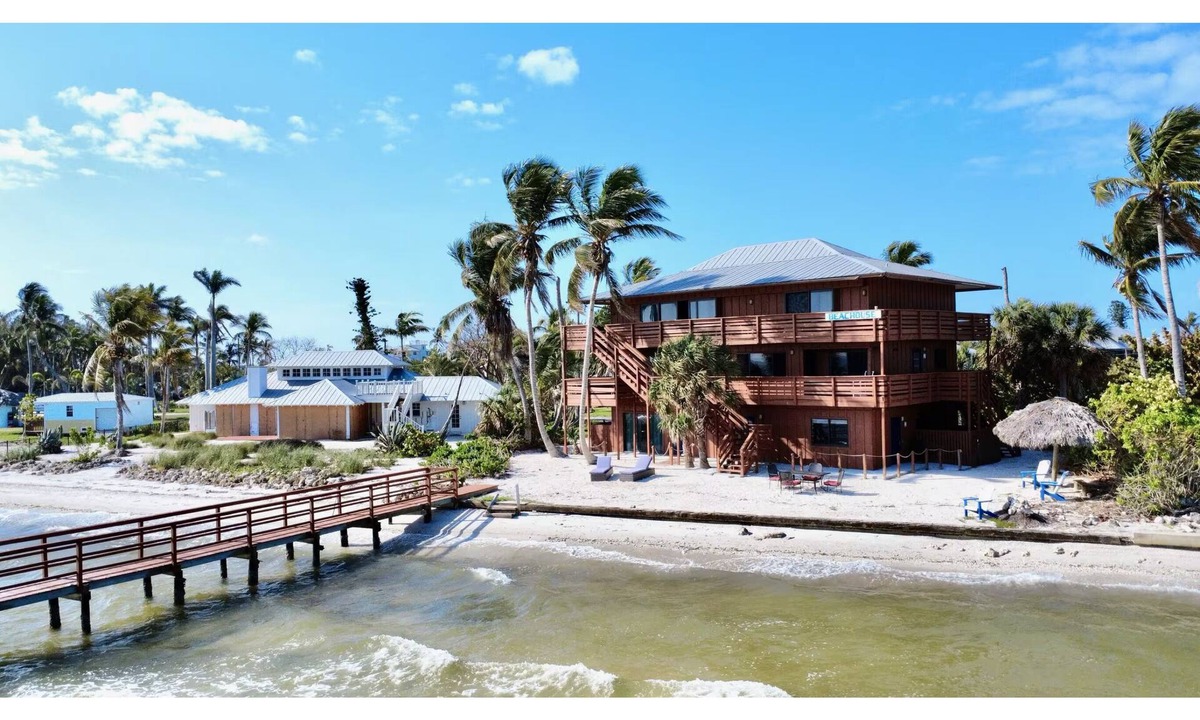 Bokeelia Apartment | Redfish suite a Welcoming 1-bedroom unit in a beach lodge right on the water