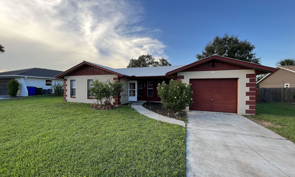 Sun 'N Lake House | Relax, golf and swim at sun n lake retreat. Pet friendly!