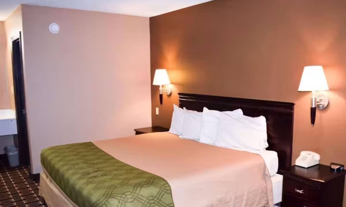 Richburg Hotel | Relax in Spacious Room w/Microwave, Fridge + Tea/Coffee Maker – Stress-Free