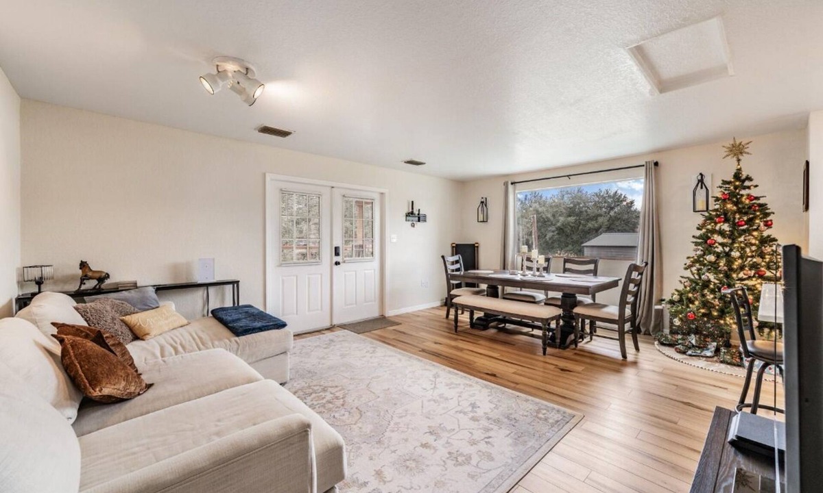 Durant Cottage | “Relax & Recharge in a Private Countryside Cottage with Fire Pit, Laundry, & Gym