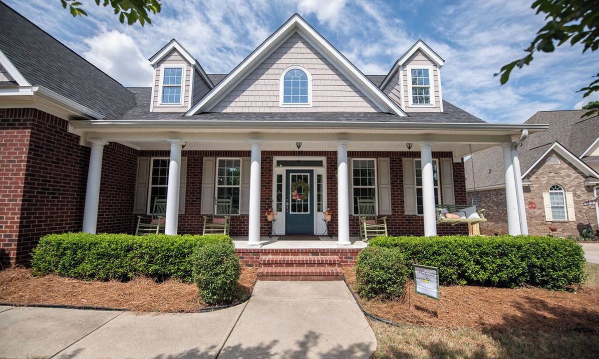 Evans House | Relax, Recharge & Make Memories - Luxury Evans 6 Bedroom Getaway