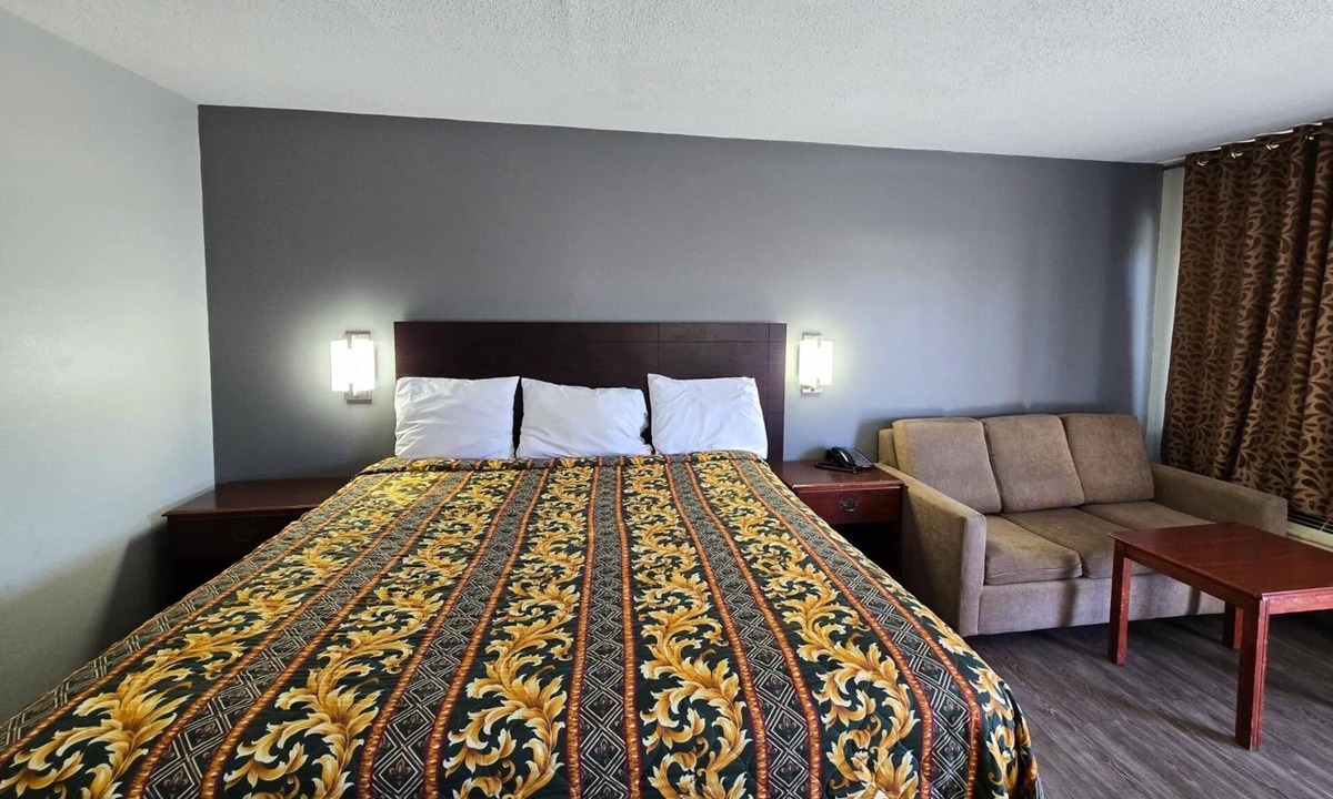 North Chesterfield Hotel | Relaxing King Room Near Science Museum of Virginia—4.9 miles | Free Parking