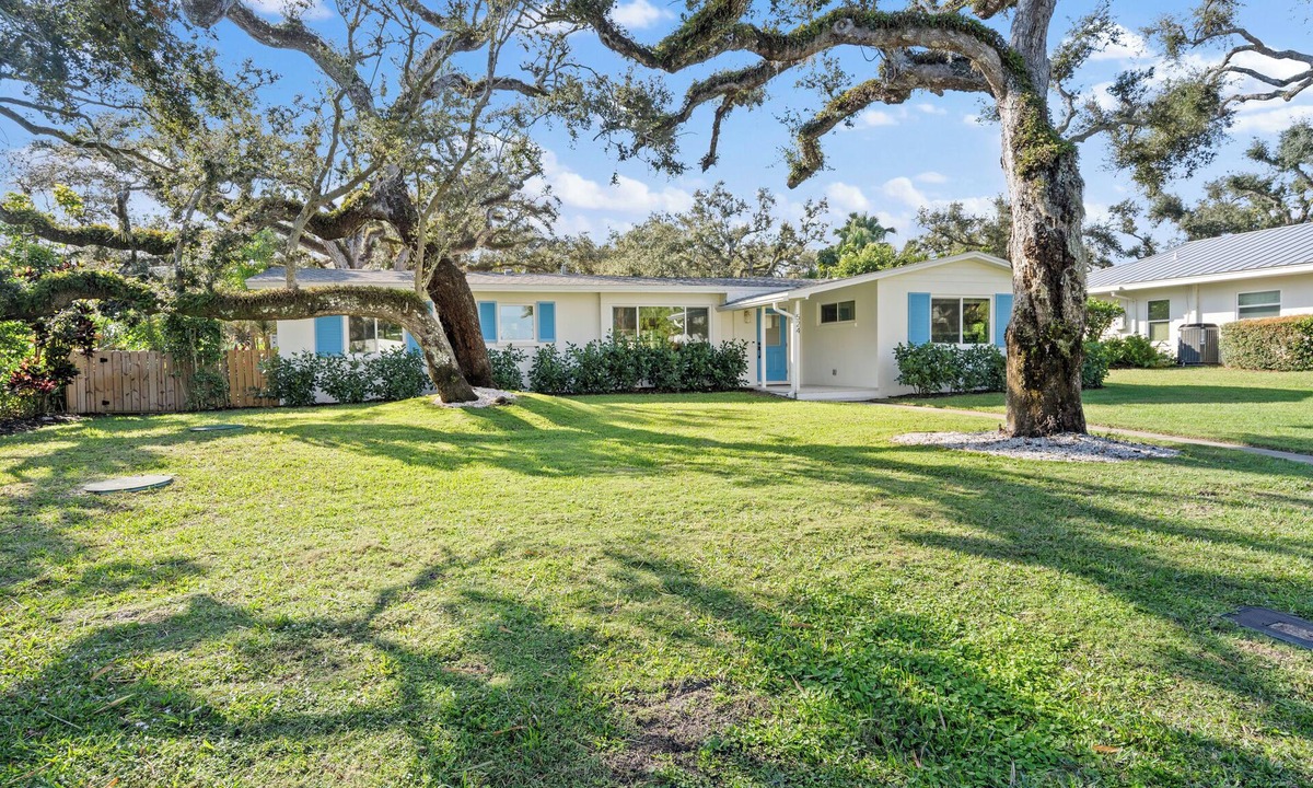 Central Beach House | Remodeled 3 bedroom house in Vero Beach. AC Close to Central Beach. Dog ok