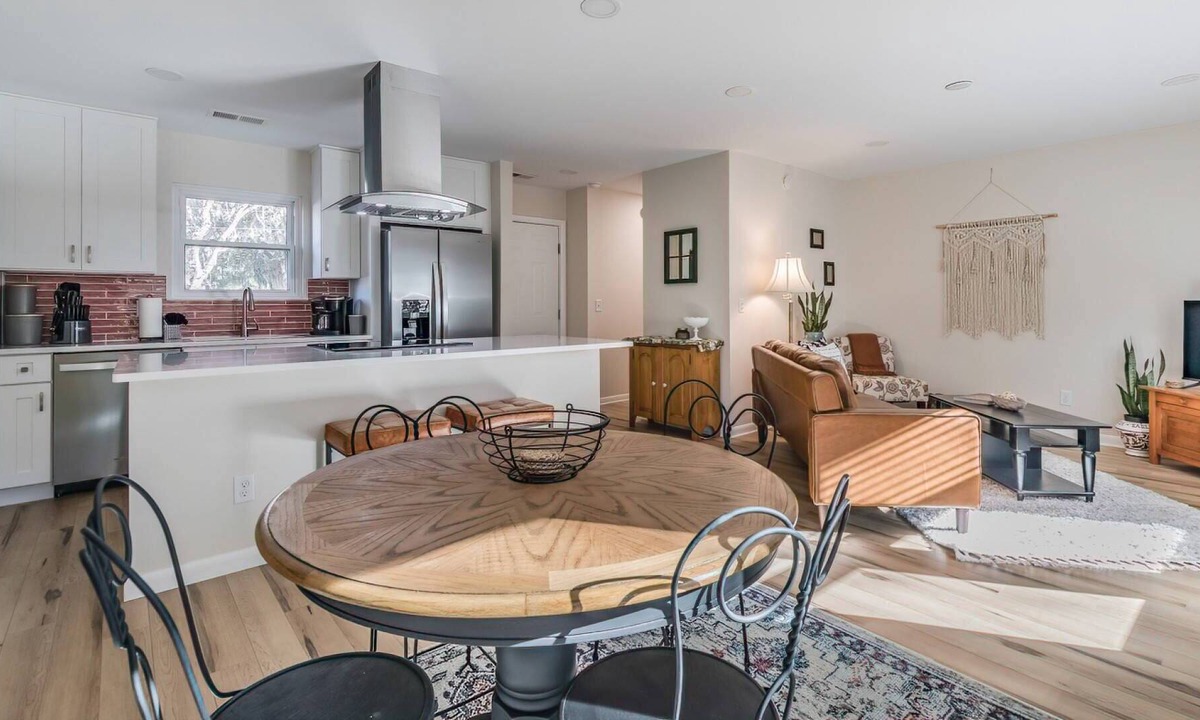 Pigeon Point House | Remodeled Cottage-Close to Downtown Beaufort, Port Royal-Walk to Parks-Great for USMC Graduations