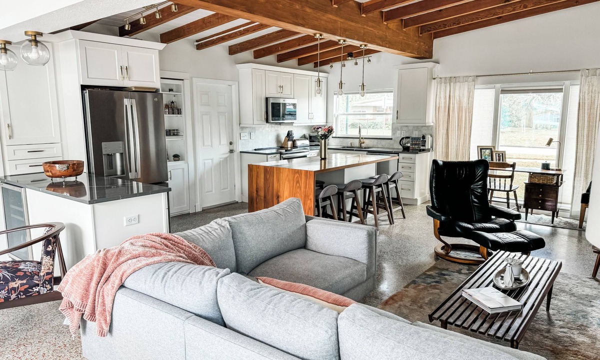 Audubon Park House | Renovated Mid-Century Modern 3 bedroom Home with Fenced In Backyard in Orlando
