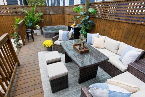 Savannah Victorian District House | Renovated Victorian District Home Hot Tub