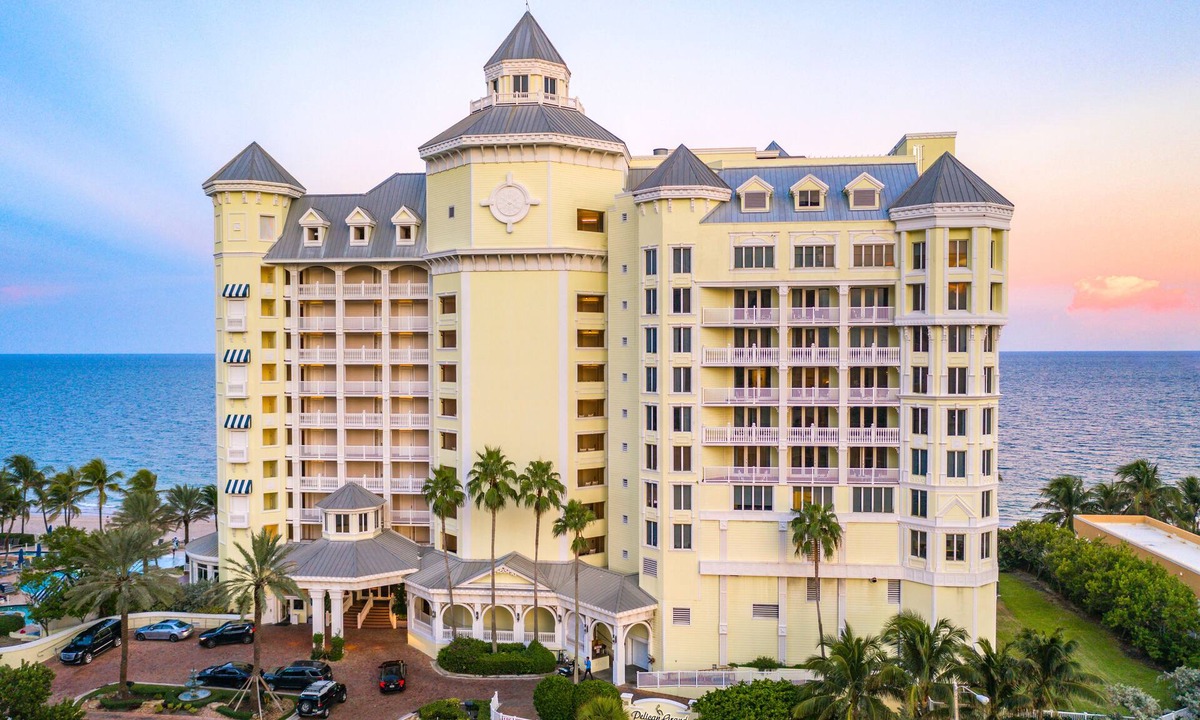 East Fort Lauderdale Resort | Resort located directly on the sand of the Atlantic Ocean! Room w/an oceanview!