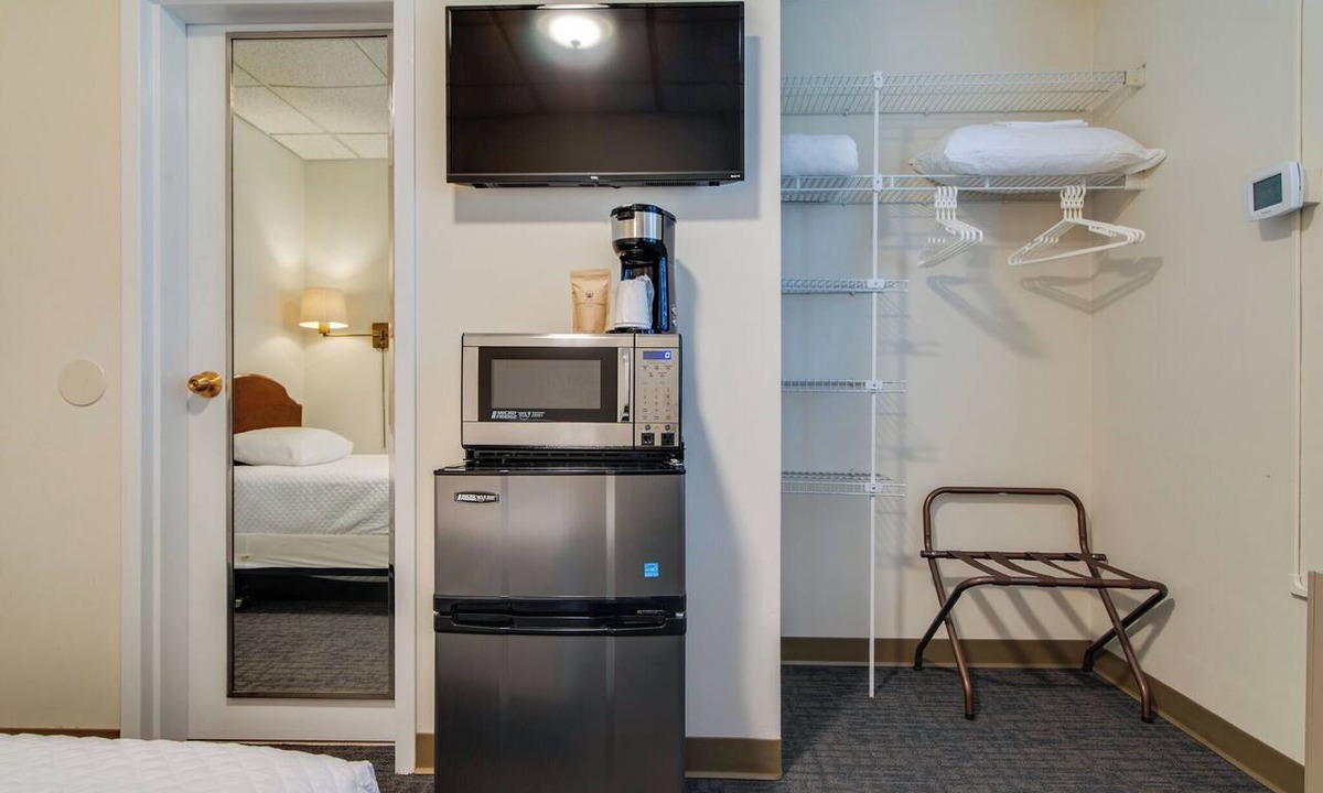 Music Row Hotel | Revamped Dorm Room - GREAT Location!