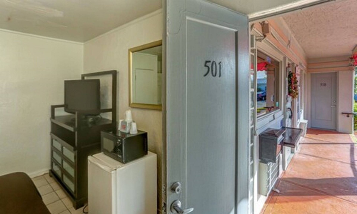 Hollywood Lakes Hotel | Richard's Hotel