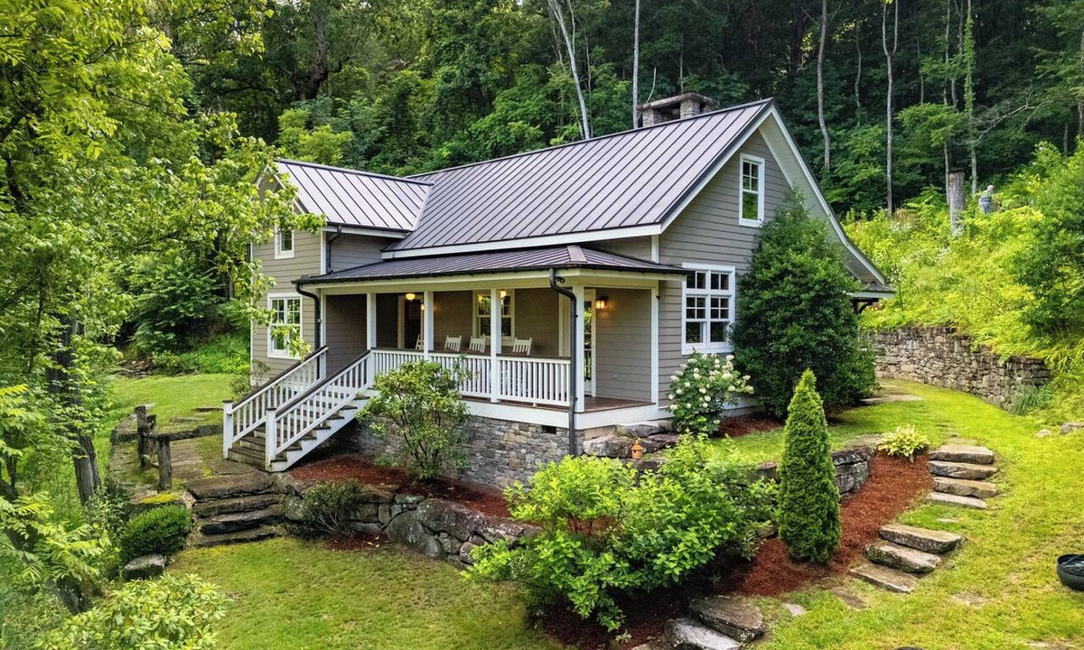 Cullowhee Cottage | River Cats Cottage - Close to Western Carolina University - Private River Access