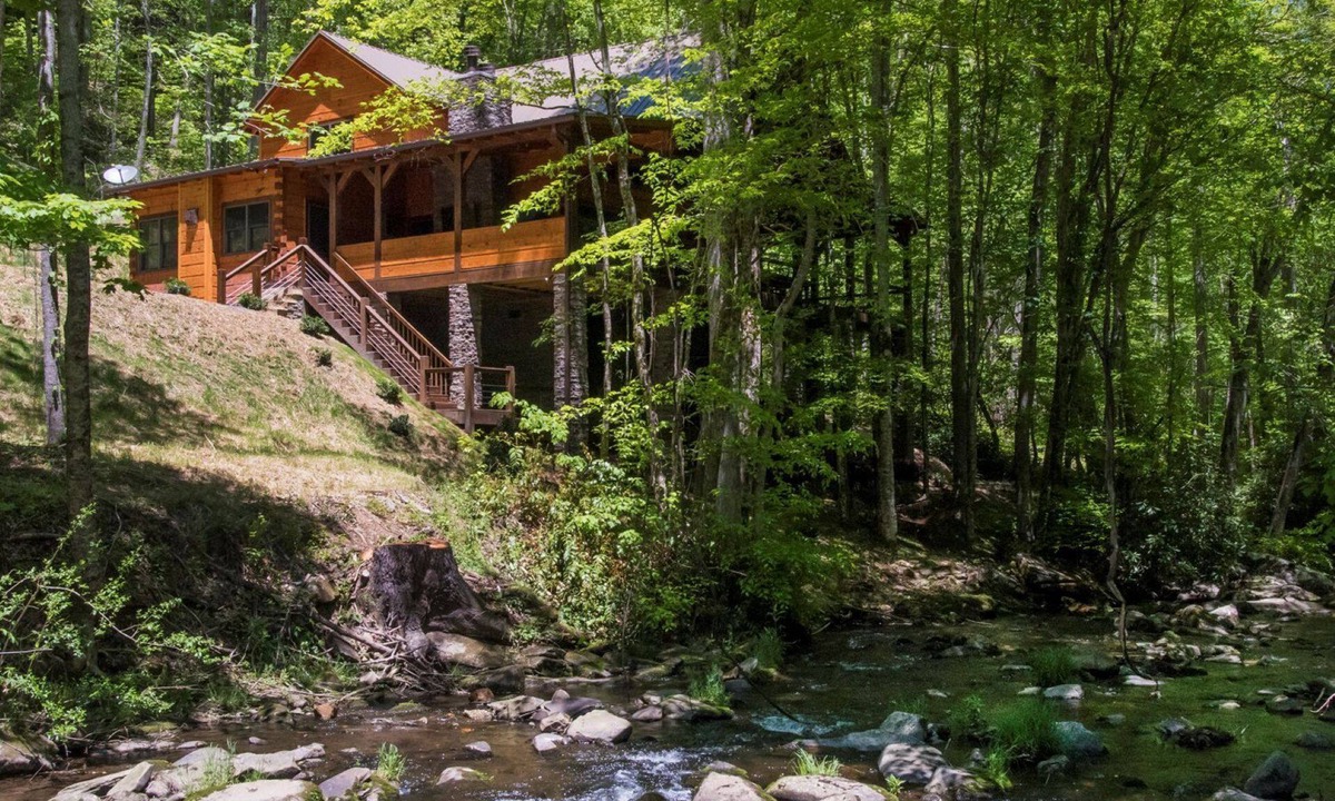 Topton Cabin | River Lodge-Pet Friendly, Luxury Log Cabin Rental, 3 Bedrooms, 5 Fireplaces, Hot Tub, 2 Decks with Outdoor Entertaining Areas on Creek in Western NC