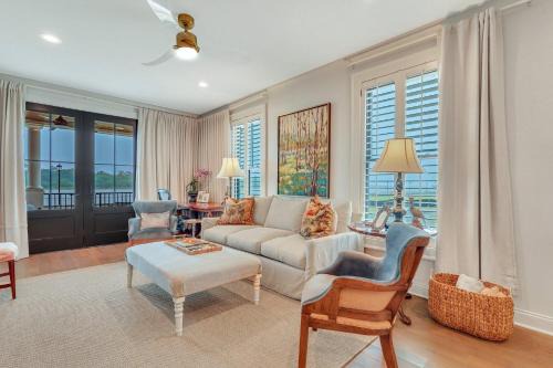 Hitch Village - Fred Wessels Homes Apartment | Riverfront Charm by Lucky Savannah